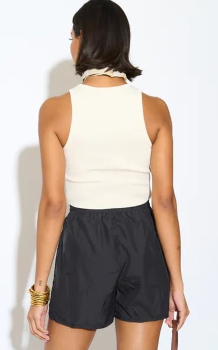 Pantalones cortos negros de cintura alta con elástico - Image 4