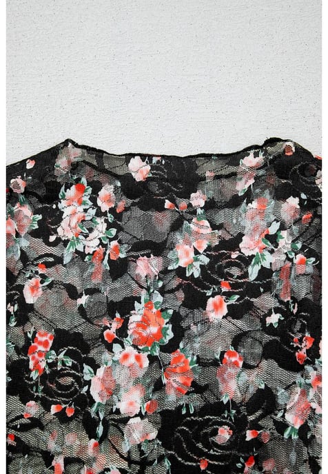 Top de Manga Larga Sheer de Red Floral Negra - Image 5