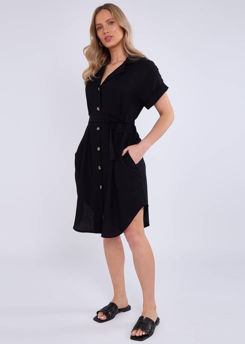 Vestido camisero oversize de viscosa con cinturón utilitario negro - Image 4