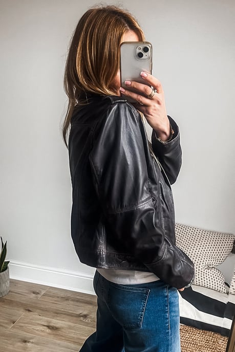 Chaqueta con cremallera de piel sintética negra y cuello de solapa - Image 4