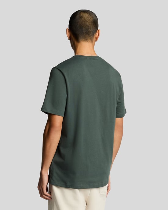 Camiseta verde oscuro con logo en el pecho de Lyle & Scott - Image 3