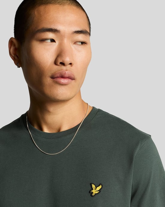 Camiseta verde oscuro con logo en el pecho de Lyle & Scott - Image 4