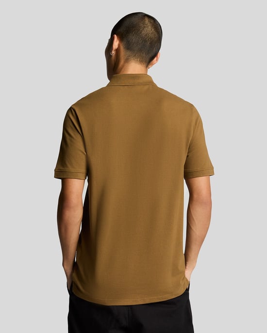 Polo marrón ortiga salvaje con logo en el pecho de Lyle & Scott - Image 3