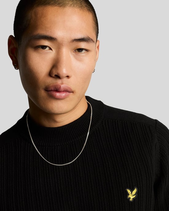 Jersey negro azabache con cuello alto y canalé liso de Lyle & Scott - Image 4