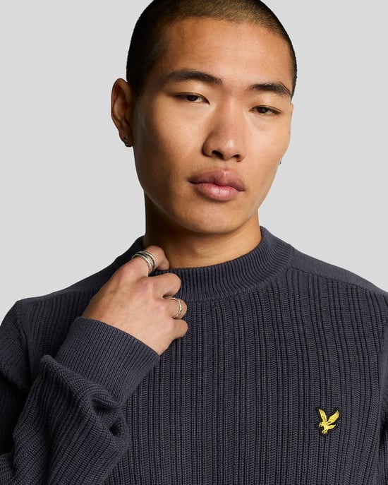 Jersey de noche azul marino con cuello falso y canalé con marca lisa de Lyle & Scott - Image 4