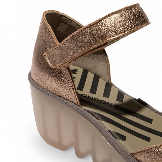Sandalias de cuña Fly London Sahara Gold BISO305FLY para mujer con tacón de aguja y plataforma - Image 4