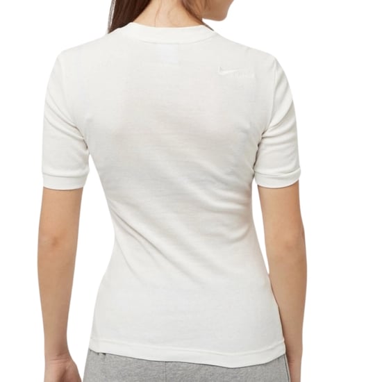 Camiseta deportiva blanca con frente arrugado de Nike - Image 2