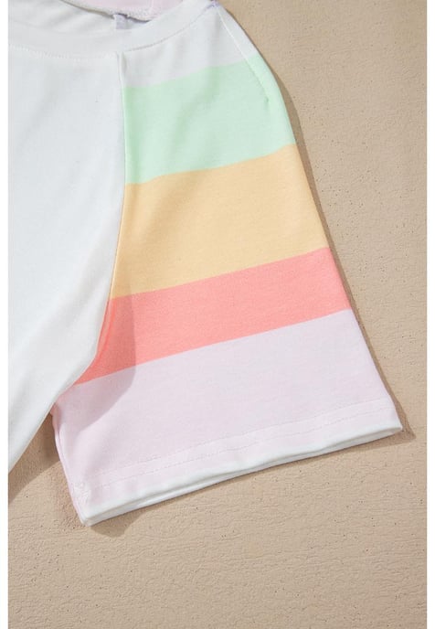 Conjunto de Camiseta y Pantalones Cortos de Rayas Arcoíris Blancas - Image 3