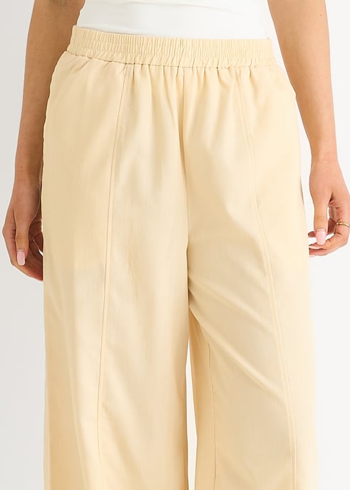 Pantalones de cintura elástica color crema - Image 2