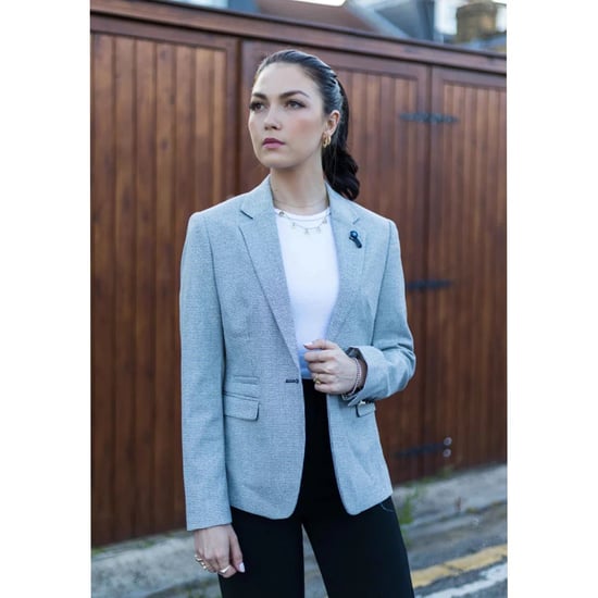 Blazer de mezcla de lana de tweed beige de corte entallado para mujer - Image 2