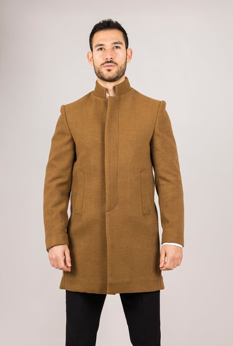 Abrigo de mezcla de lana con cuello alto color tostado para hombre - Image 1