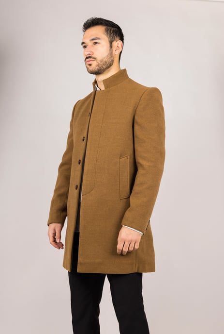 Abrigo de mezcla de lana con cuello alto color tostado para hombre - Image 3