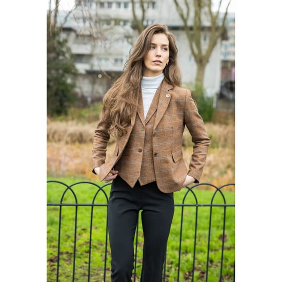 Chaleco de tweed entallado en marrón roble para mujer con cuadros de espiga - Image 2