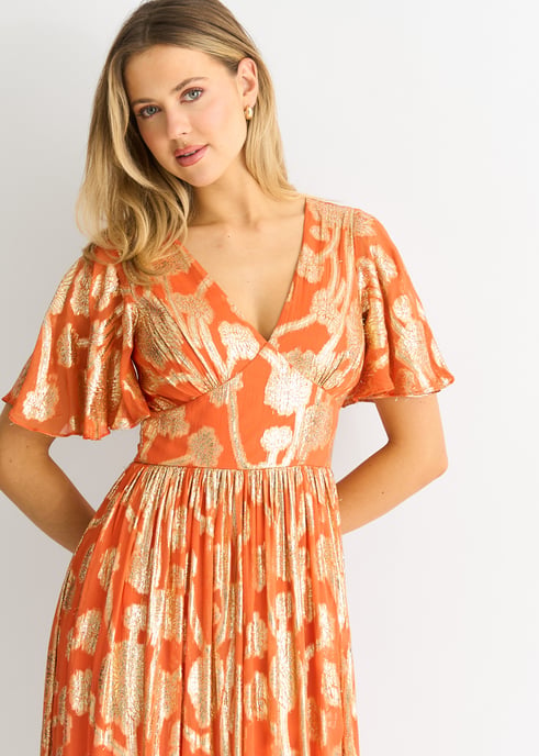 Maxi Vestido con Mangas Flutter en Jacquard Metalizado Naranja - Image 2