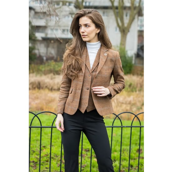 Conjunto de dos piezas para mujer, blazer de tweed y chaleco en espiga de cuadros en color marrón roble - Image 1