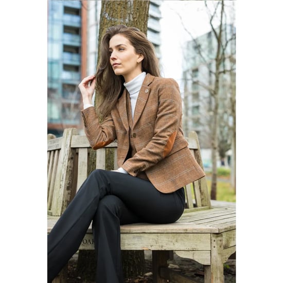 Conjunto de dos piezas para mujer, blazer de tweed y chaleco en espiga de cuadros en color marrón roble - Image 4
