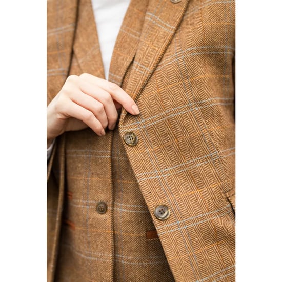 Conjunto de dos piezas para mujer, blazer de tweed y chaleco en espiga de cuadros en color marrón roble - Image 5