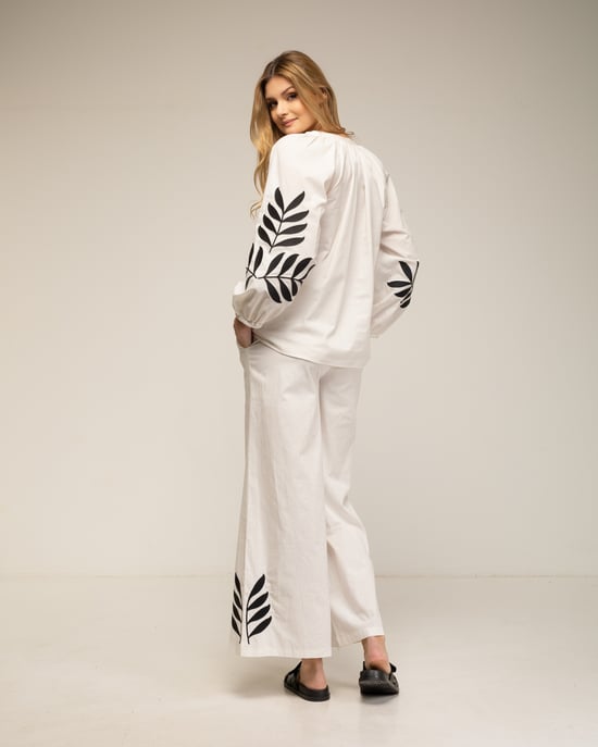 Set de pantalon y top con bordados en las mangas - Image 2