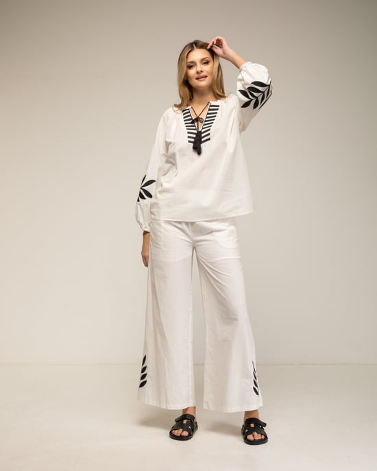 Set de pantalon y top con bordados en las mangas - Image 4