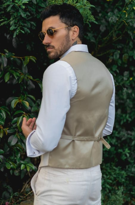 Chaleco y pantalones de lino formales para hombre en color crema y beige - Conjunto de verano de 2 piezas - Image 4
