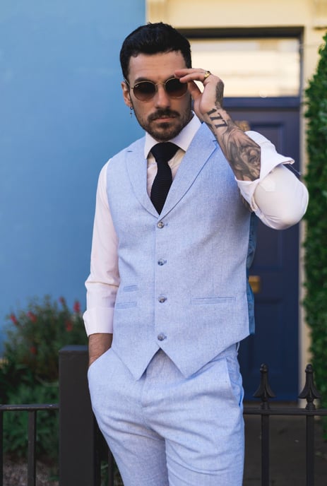 Conjunto de dos piezas de verano para hombre, chaleco y pantalones formales de lino azul claro - Image 3