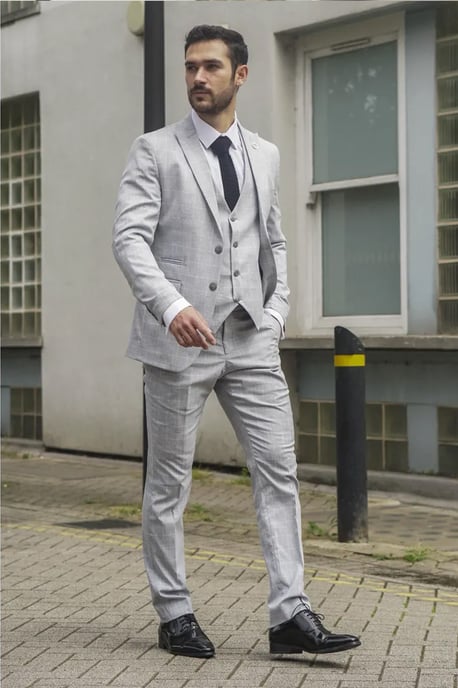Traje de tres piezas para hombre en gris con cuadros, ajuste entallado - Image 2