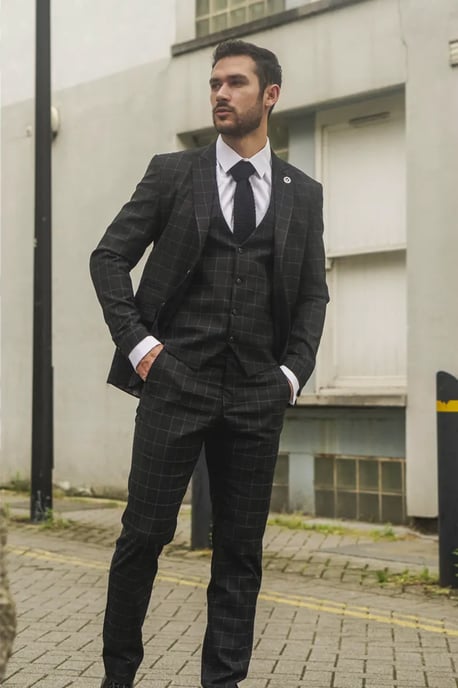 Traje de tres piezas ajustado para hombre con cuadros negros - Image 2