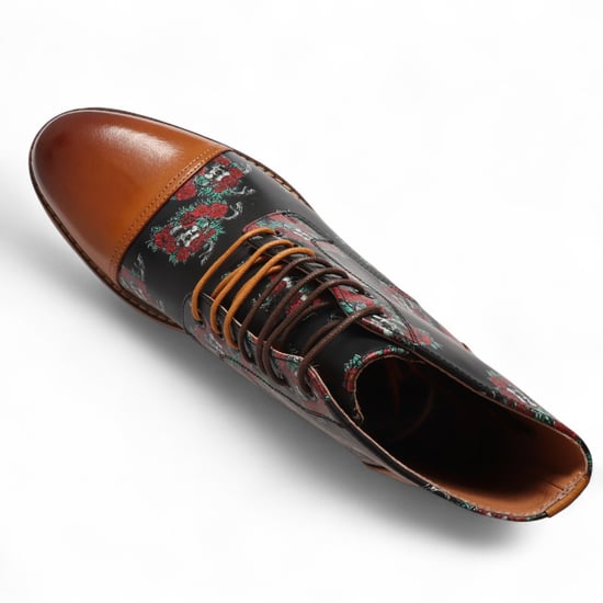 Botines Oxford de piel con estampado floral y calavera marrón de Justin Reess para hombre - Adam Skull - Image 3