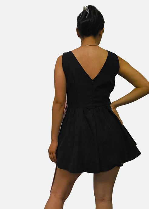 Mono negro con lazo y falda abullonada - Image 4