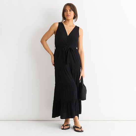 Maxi Vestido de Viscosa Negro con Capas - Image 1