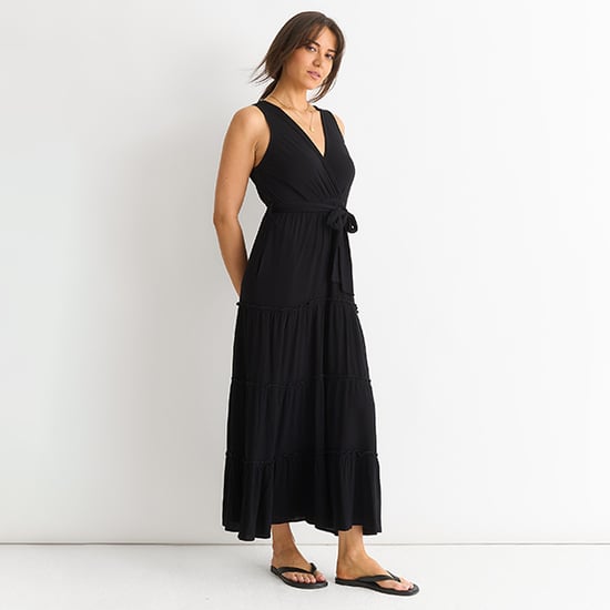 Maxi Vestido de Viscosa Negro con Capas - Image 3
