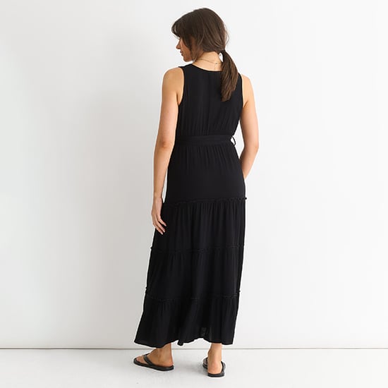 Maxi Vestido de Viscosa Negro con Capas - Image 4