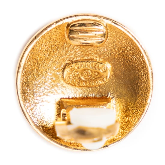Chanel CC Crown Round Clip On Earrings en Oro Acero inoxidable sin níquel - Image 4