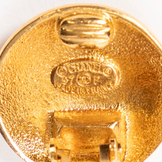 Chanel CC Crown Round Clip On Earrings en Oro Acero inoxidable sin níquel - Image 5