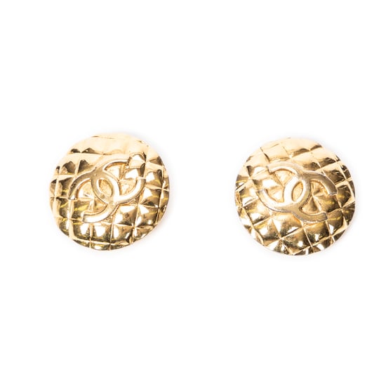 Chanel CC Quilted Round Clip On Earrings en Oro Acero inoxidable sin níquel - Image 1