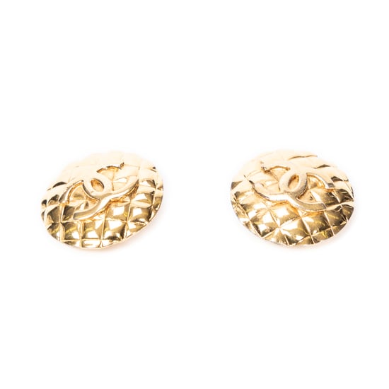 Chanel CC Quilted Round Clip On Earrings en Oro Acero inoxidable sin níquel - Image 2