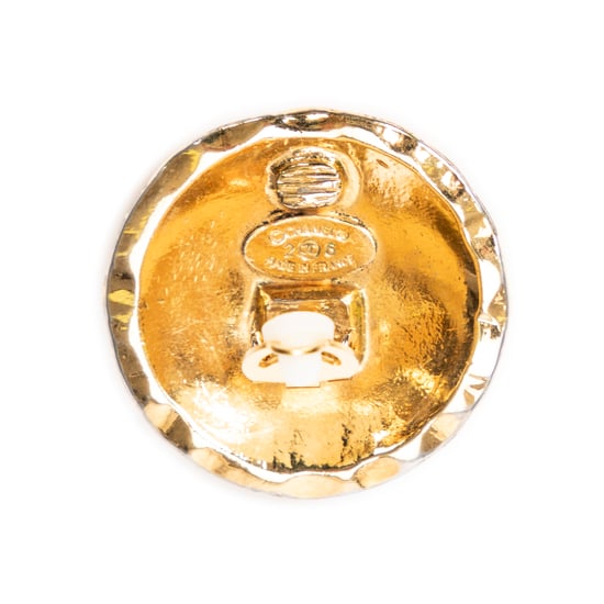 Chanel CC Quilted Round Clip On Earrings en Oro Acero inoxidable sin níquel - Image 4