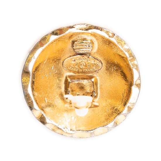 Chanel CC Quilted Round Clip On Earrings en Oro Acero inoxidable sin níquel - Image 5