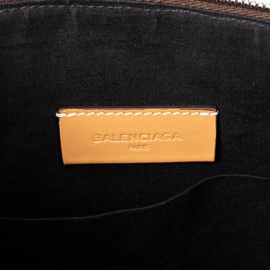 Balenciaga Logo Zip Clutch en Beige/Bronceado Lienzo - Image 4