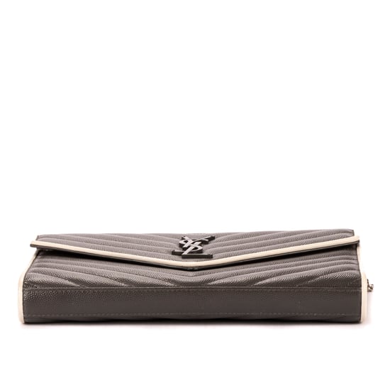 Yves Saint Laurent Cassandre Enveloppe Chain Wallet en Gris/Blanco Piel de becerro - Image 6