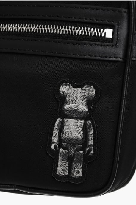 Bolso bandolera BEARBRICK de nailon con detalles de piel en negro - Image 4