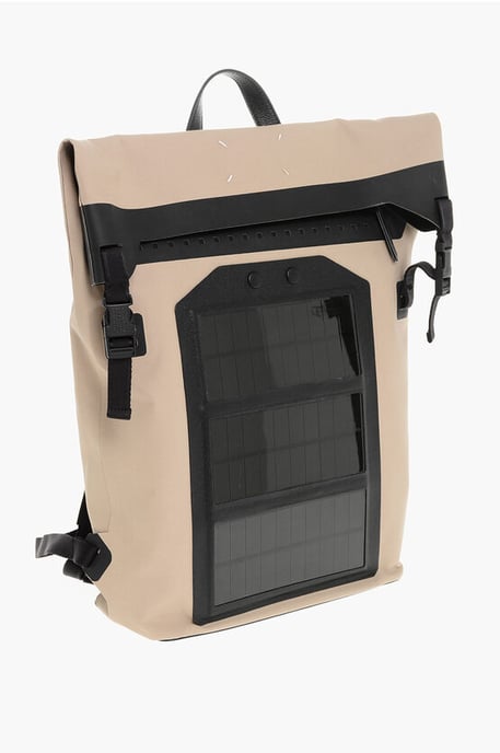 Mochila enrollable MACKINTOSH con panel solar integrado en color beige - Image 3