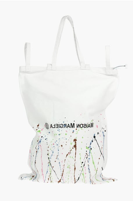 Bolso tote maxi de lona MM6 con estampado PAINT-SPLATTER y logotipo en blanco - Image 1
