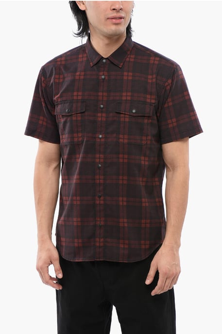 Camisa de manga corta de malla a cuadros en rojo - Image 1