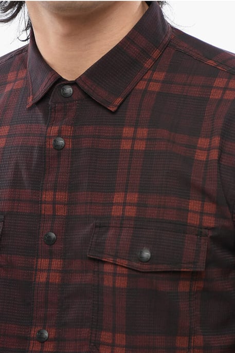 Camisa de manga corta de malla a cuadros en rojo - Image 3