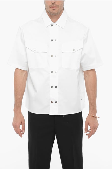 Camisa blanca de manga corta, corte cuadrado y doble bolsillo en el pecho - Image 1