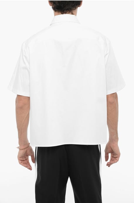 Camisa blanca de manga corta, corte cuadrado y doble bolsillo en el pecho - Image 2