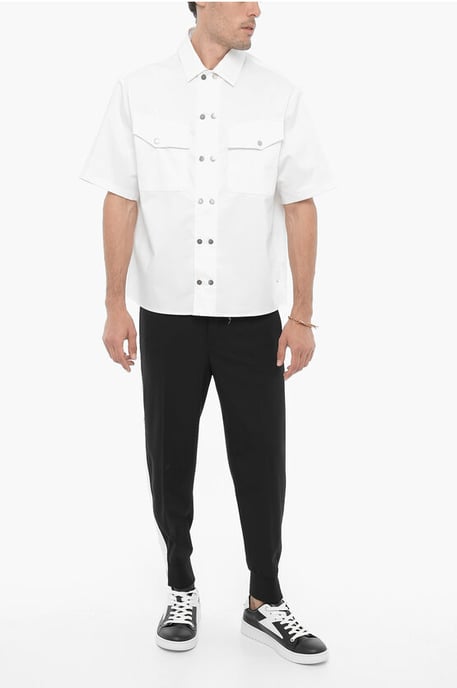 Camisa blanca de manga corta, corte cuadrado y doble bolsillo en el pecho - Image 3