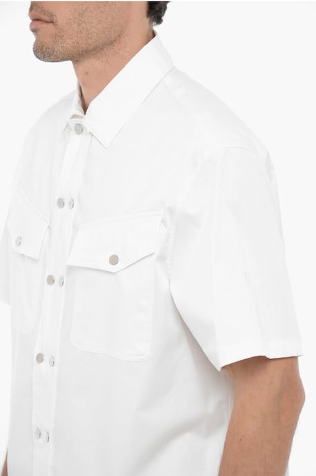 Camisa blanca de manga corta, corte cuadrado y doble bolsillo en el pecho - Image 4