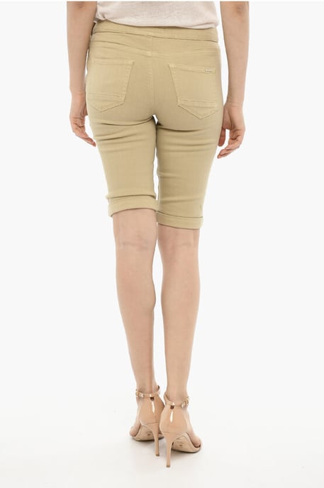 Shorts con dobladillo y cierre dorado en beige - Image 2